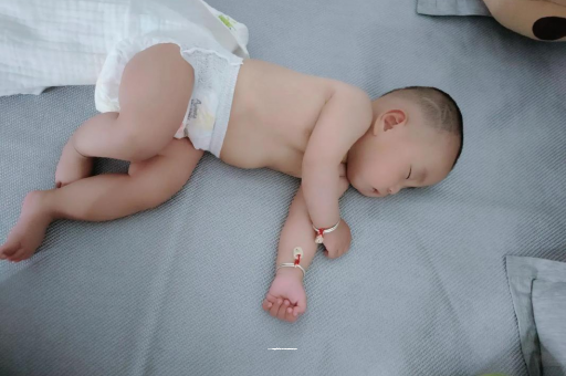 珠海三个月宝宝抬头不稳